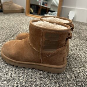 Ugg classic mini rubber logo boot